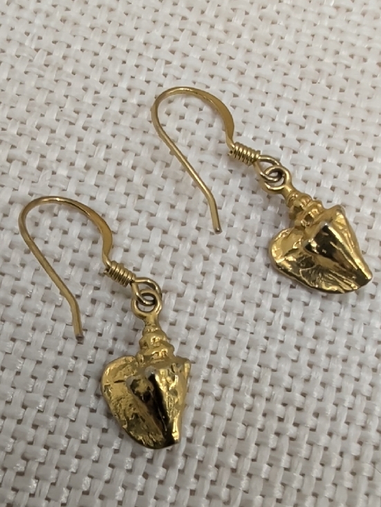 Handmade Jewelry - Vintage Gold Tone Conch Shell Dangle Earrings Coastal Estate Jewelry